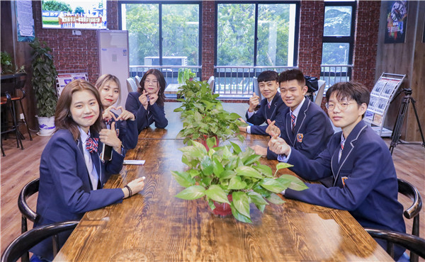 �V�����A�挍(sh��)Ӗ(x��n)��ţ���W(xu��)���r����һͰ���ھ�ӛ