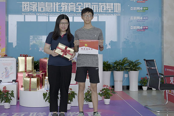 ���П�|���˸�ĸ��֧����һ���܌W(xu��)����Ӹ�����